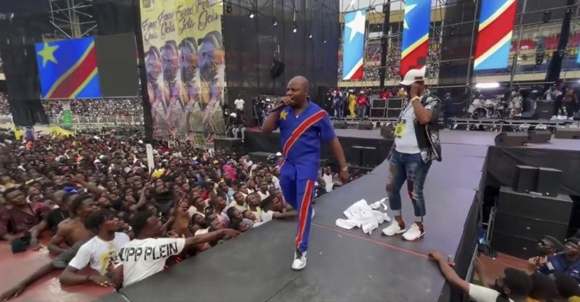 Kinshasa: L’Ivoirien Willy Dumbo introduit l’artiste congolais Ferré Gola sur scène devant 100.000 personnes